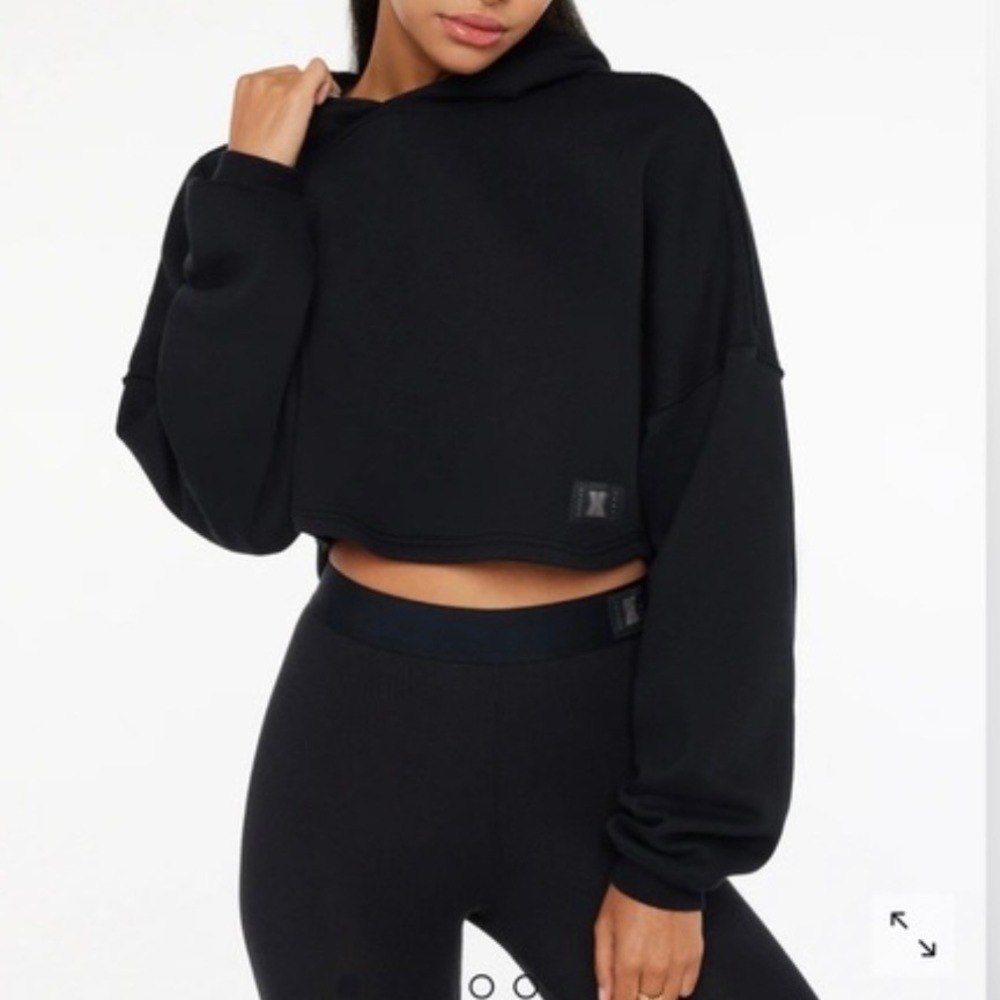 Savage X Fenty Essential Cropped Hoodie Black M Logo Boxy Athleisure Rihanna